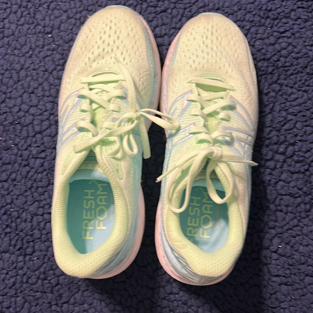 New Balance athletic shoes SZ 10